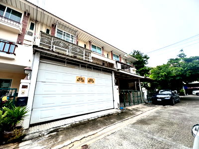 Shophouses for sale The Emquartier : Commercial building for sale, 4.5 floors, suitable for business, Soi Ekkamai 30 563