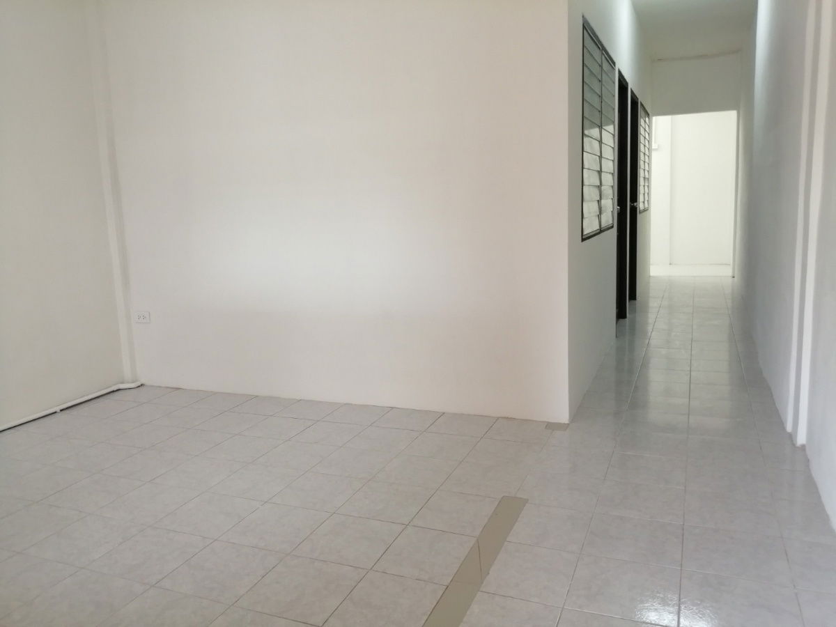 picture 1-Story Townhouse for Sale – Move-In Ready in Khlong 4, Prime Location Near Shopping and Local Amenities - 3/15
