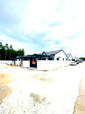 Twin houses for sale Lieb Tang Rodfai : Newly built single-storey townhouse, corner unit