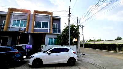 Townhouses for rent Bang Bua Thong Nonthaburi : For Rent!! Corner Unit Townhome in S-Gate 2 Village! 26.7 Sq.wah | First Alley of the Project | Prime Location near Kanchanaphisek Road