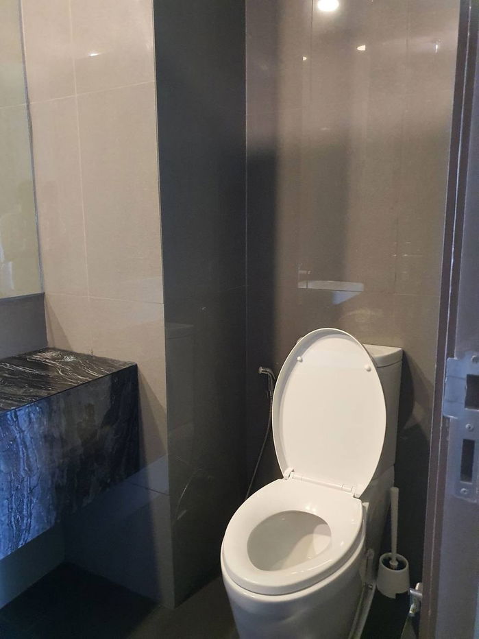 picture Ashton Chula Silom【𝐒𝐄𝐋𝐋 & 𝐑𝐄𝐍𝐓】🔥Dark and classy tones with simple and cool in every corner of the room🔥  Contact Line ID: @hacondo - 10/10
