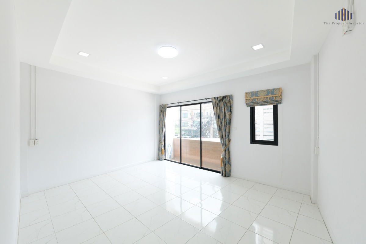 picture For Sale: 3-Storey Commercial Building (Shophouse) on Main Road – 28 sq. wah (112 sqm)  - 6/24
