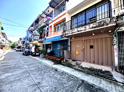 Shophouses for rent : For rent, 3-storey commercial building, newly renovated, Soi Sukhumvit 95, near BTS Bang Chak