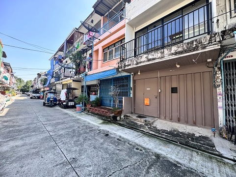 For rent, 3-storey commercial building, newly renovated, Soi Sukhumvit 95, near BTS Bang Chak
