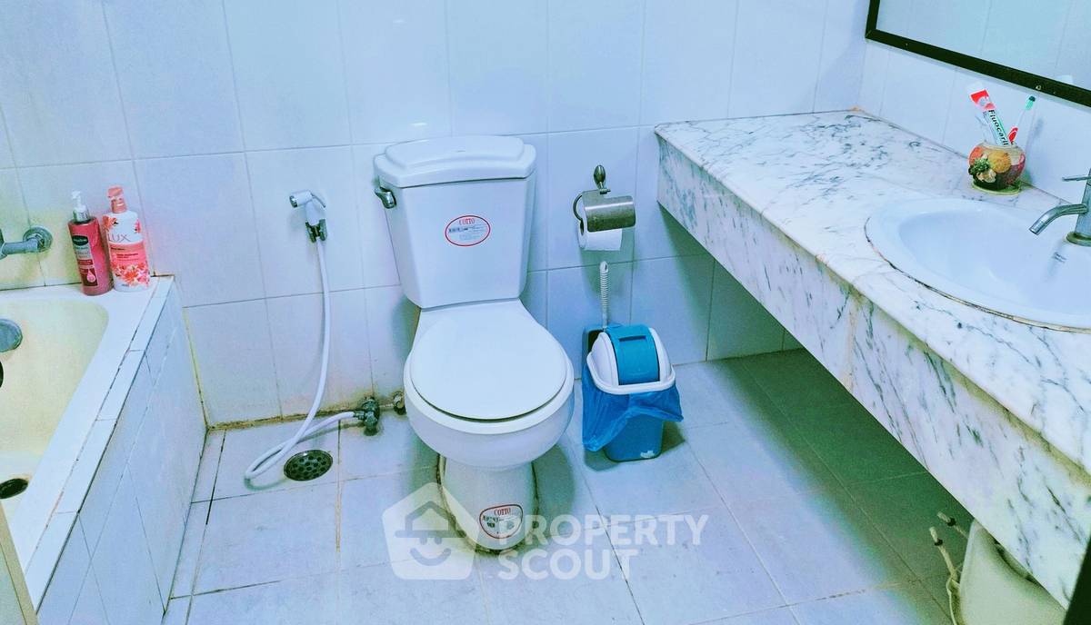 picture 3-BR Condo at Country Complex Bangna near BTS Bang Na (ID 1501289) - 11/20