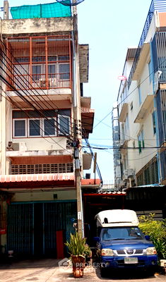 Townhouses for sale Bangkok : 3-BR Townhouse close to Sathu Pradit (ID 2226514)