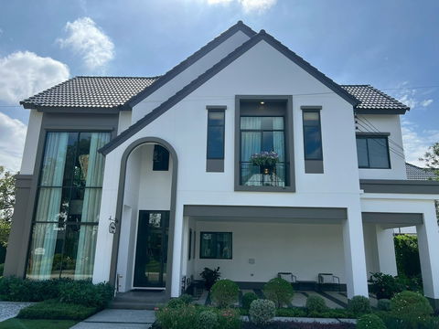 Single house near the airport, ready to move in, 280 sq m, 3 parking spaces