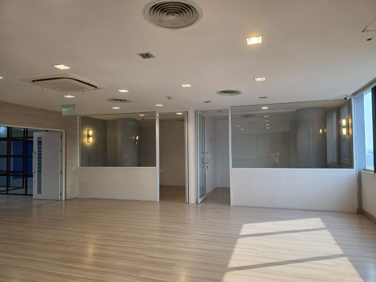 picture  Office for rent, juthamard Building, prime location, next to the main Vibhavadi Rangsit Road. - 3/5