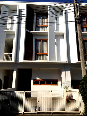 Townhouses for rent Macro Chiang Mai : For rent and sale, 3-storey townhouse, modern style, Mono Town project, Fa Ham, Chiang Mai  5 minutes from Central Festival.