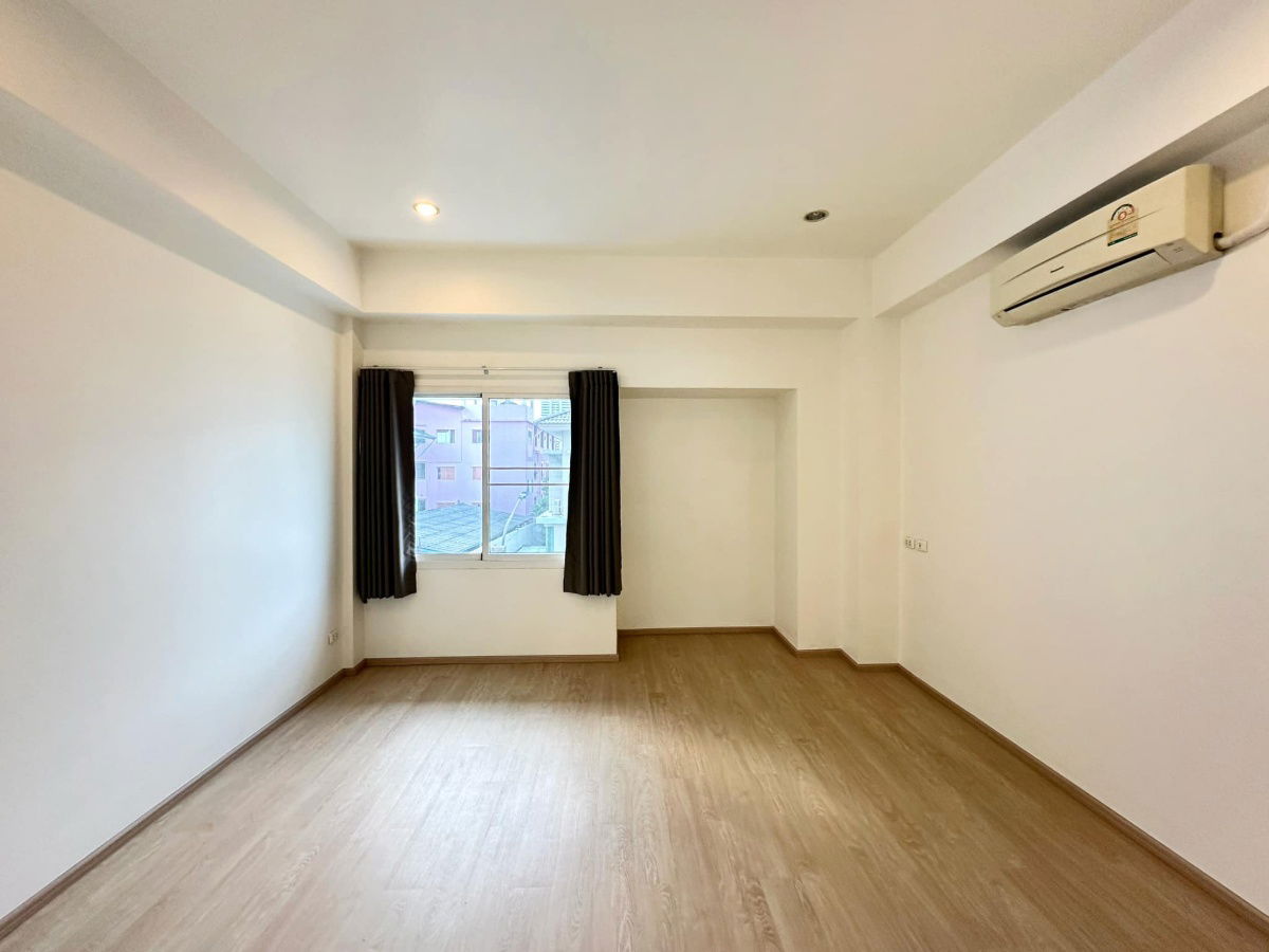 picture 🤩 Urgent! Luxurious 3-story townhome in the heart of Sathorn-Naradhiwas. Newly renovated with full built-in furnishings, ready for immediate move-in. - 11/22