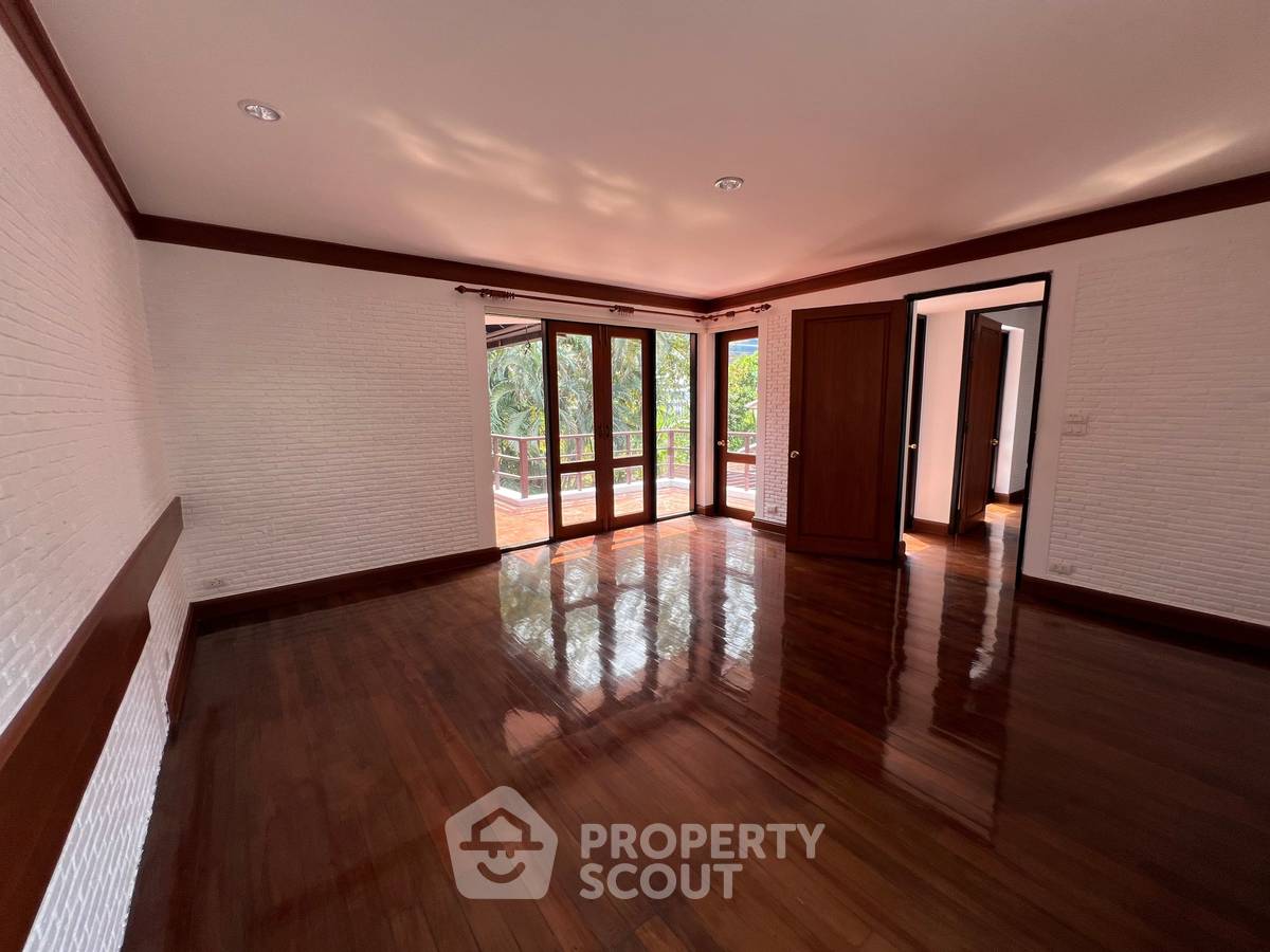 picture 5-BR Villa near MRT Khlong Toei (ID 1483496) - 10/13