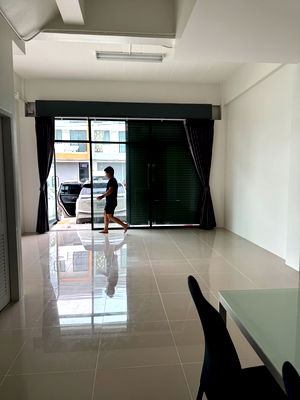 เช่าอาคารพาณิชย์ ชลบุรี : ห้องโถงชั้นล่างพานิส ให้เช่า!! สำหรับเปิดสำนักงานขาย, ออฟฟิศ, คลินิก, ร้านค้า