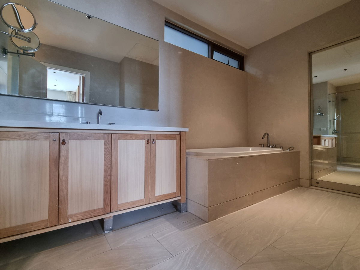 picture Your Dream Duplex Awaits! Live in Style at Emporio Place, Sukhumvit 24 - 17/20