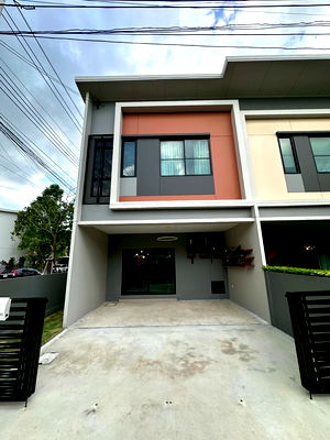 ทาวน์โฮม นนทบุรี : ขายพร้อมเฟอร์ 4.69 ล้าน หิ้วกระเป๋าเข้าอยู่ได้เลย  แปลงมุมหน้าสวน โครงการ สิริ เพลส บางใหญ่