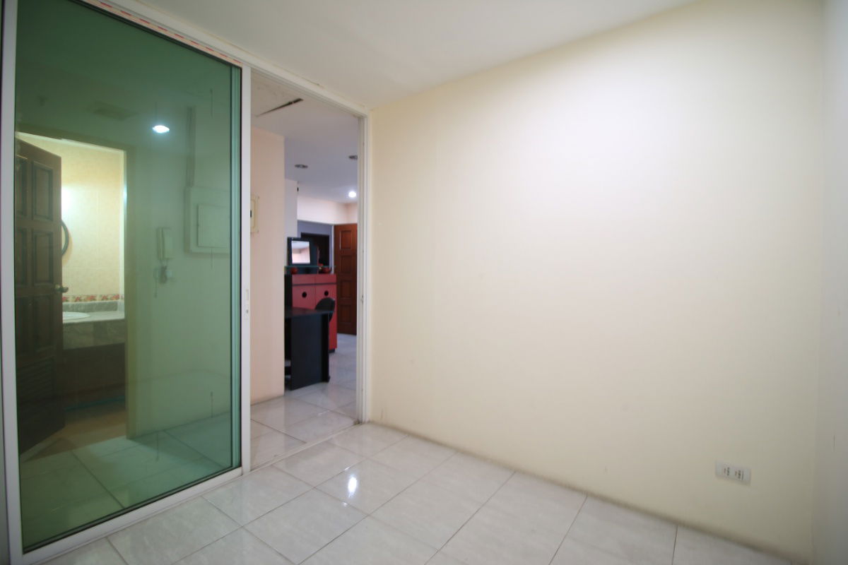 picture For sale Modern Town condominium in Ekkamai - 15/17
