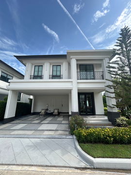 Sold with full furniture throughout the house Decorated in a modern, luxurious style in every corner of the house, ready to move in immediately