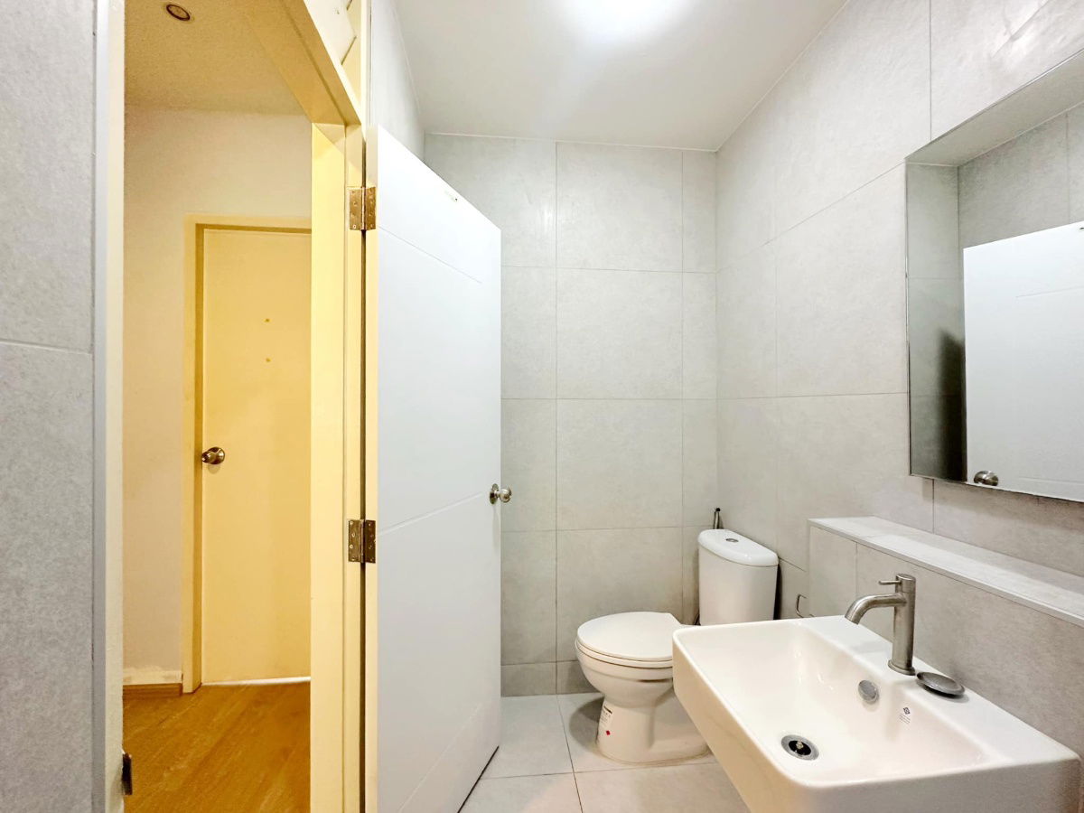 picture 🤩 Urgent! Luxurious 3-story townhome in the heart of Sathorn-Naradhiwas. Newly renovated with full built-in furnishings, ready for immediate move-in. - 8/22