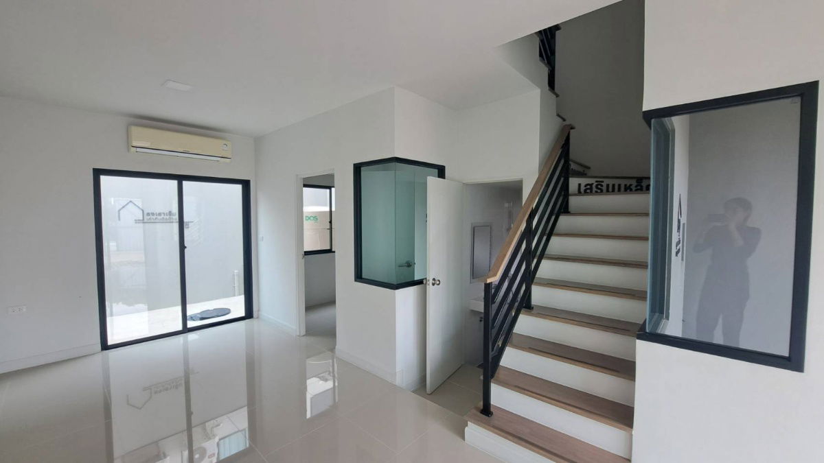 รูป ขายบ้านบ้านตัวอย่าง ทาวน์โฮม หน้าคลับเฮ้าส์ วิวสระว่ายน้ำ !!! สไตล์ Modern Loft โครงการ สิริเพลส ประชาอุทิศ 90 - รูปที่ 4/16