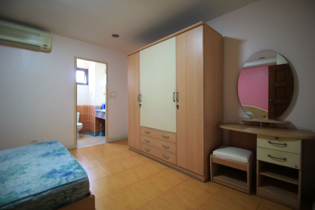 picture For sale Modern Town condominium in Ekkamai - 13/17