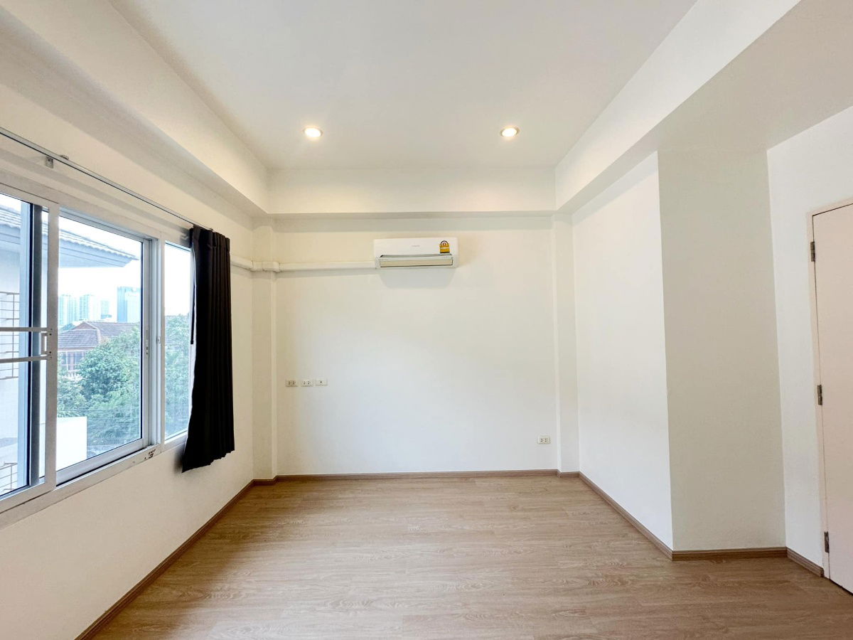 picture 🤩 Urgent! Luxurious 3-story townhome in the heart of Sathorn-Naradhiwas. Newly renovated with full built-in furnishings, ready for immediate move-in. - 12/22