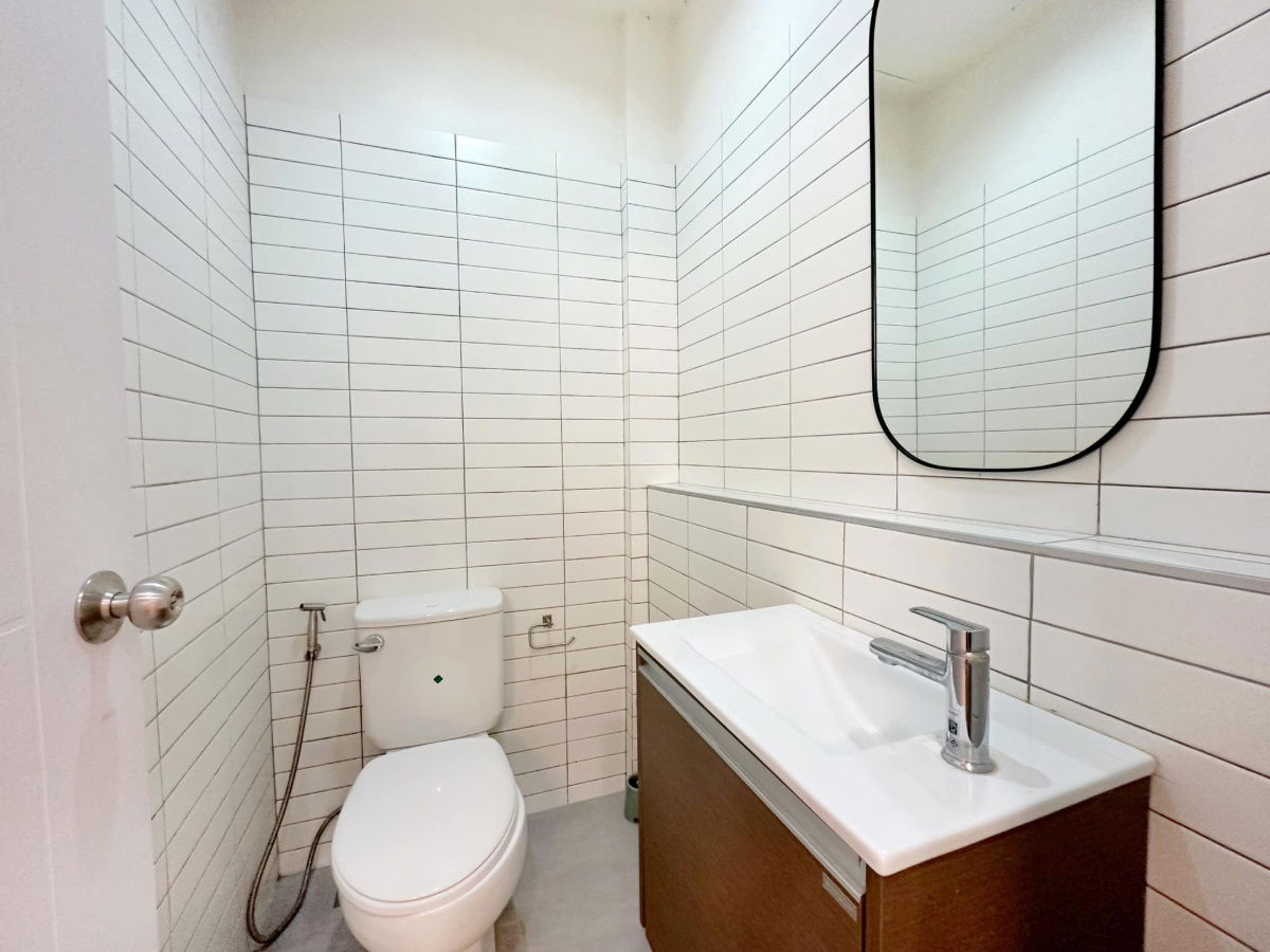 picture 🤩 Urgent! Luxurious 3-story townhome in the heart of Sathorn-Naradhiwas. Newly renovated with full built-in furnishings, ready for immediate move-in. - 16/22