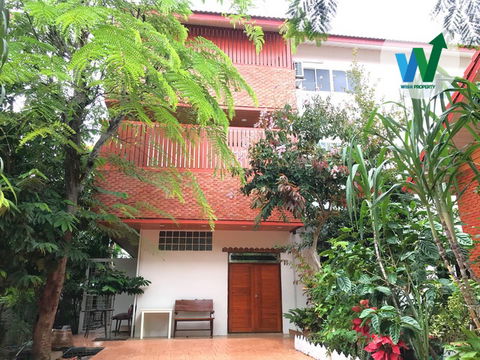 บ้านเช่า ตึกใหม่ ทันสมัย สภาพดีมาก ใหม่เอี่ยม 128 ตร.ม. 2 ห้องนอน 1 ห้องน้ำ 3 แอร์ ใกล้โรงเรียนนานาชาติฮาร์โรว์