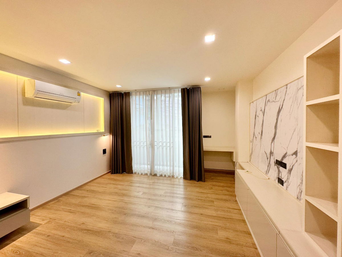picture 🤩 Urgent! Luxurious 3-story townhome in the heart of Sathorn-Naradhiwas. Newly renovated with full built-in furnishings, ready for immediate move-in. - 6/22