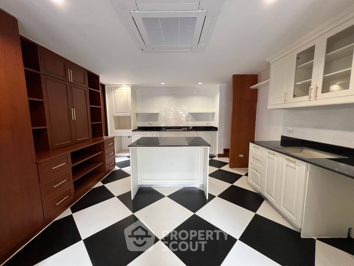 picture 5-BR Villa near MRT Khlong Toei (ID 1483496) - 4/13