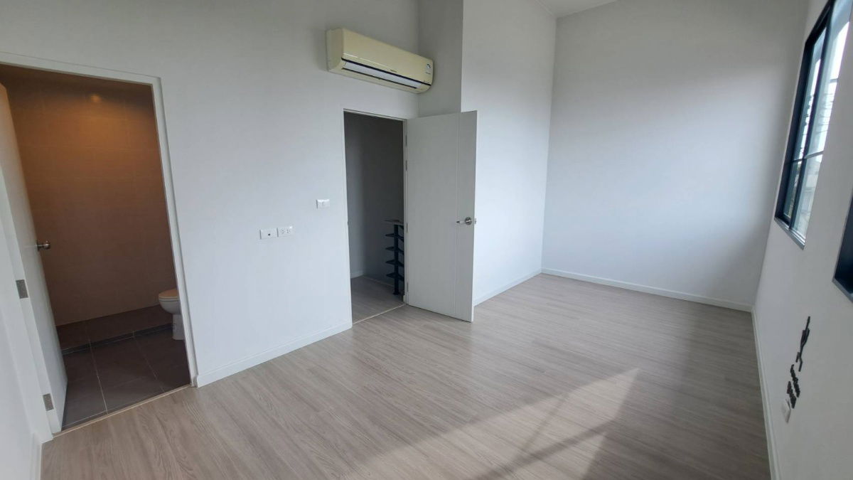 รูป ขายบ้านบ้านตัวอย่าง ทาวน์โฮม หน้าคลับเฮ้าส์ วิวสระว่ายน้ำ !!! สไตล์ Modern Loft โครงการ สิริเพลส ประชาอุทิศ 90 - รูปที่ 12/16