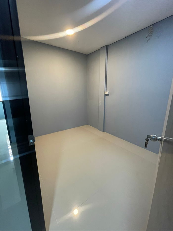 รูป บ้านตึก 3ชั้นทตกแต่งแล้วพร้อมอยู่ เดินทางสะดวก+ง่าย ใกล้สถานที่สำคัญหลายแห่ง - รูปที่ 6/9
