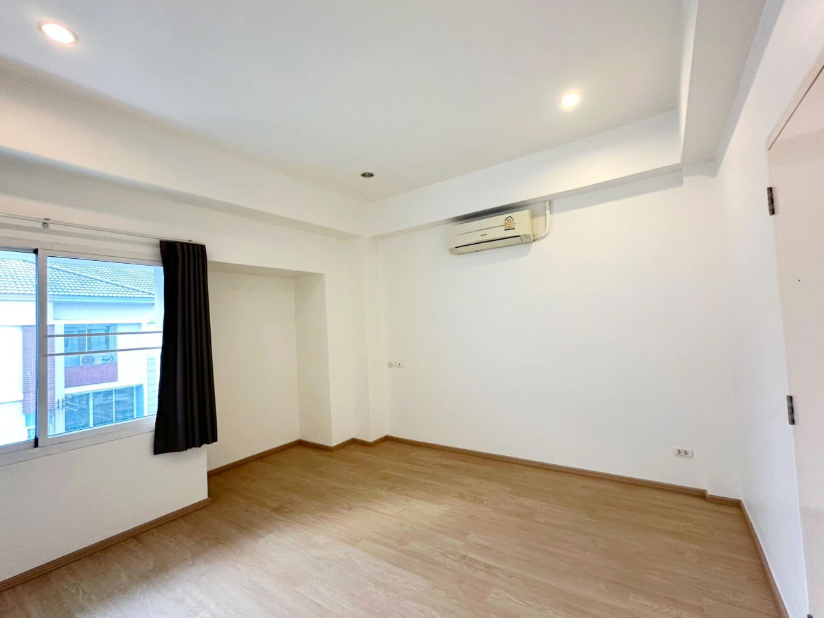 picture 🤩 Urgent! Luxurious 3-story townhome in the heart of Sathorn-Naradhiwas. Newly renovated with full built-in furnishings, ready for immediate move-in. - 10/22