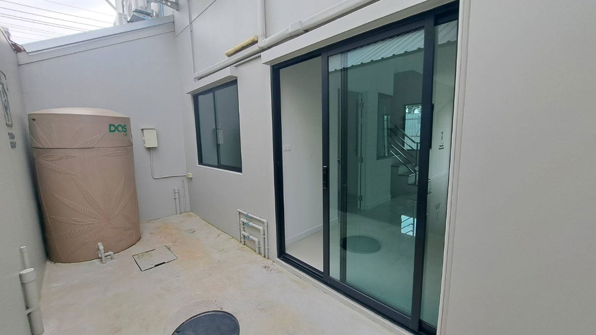 รูป ขายบ้านบ้านตัวอย่าง ทาวน์โฮม หน้าคลับเฮ้าส์ วิวสระว่ายน้ำ !!! สไตล์ Modern Loft โครงการ สิริเพลส ประชาอุทิศ 90 - รูปที่ 5/16