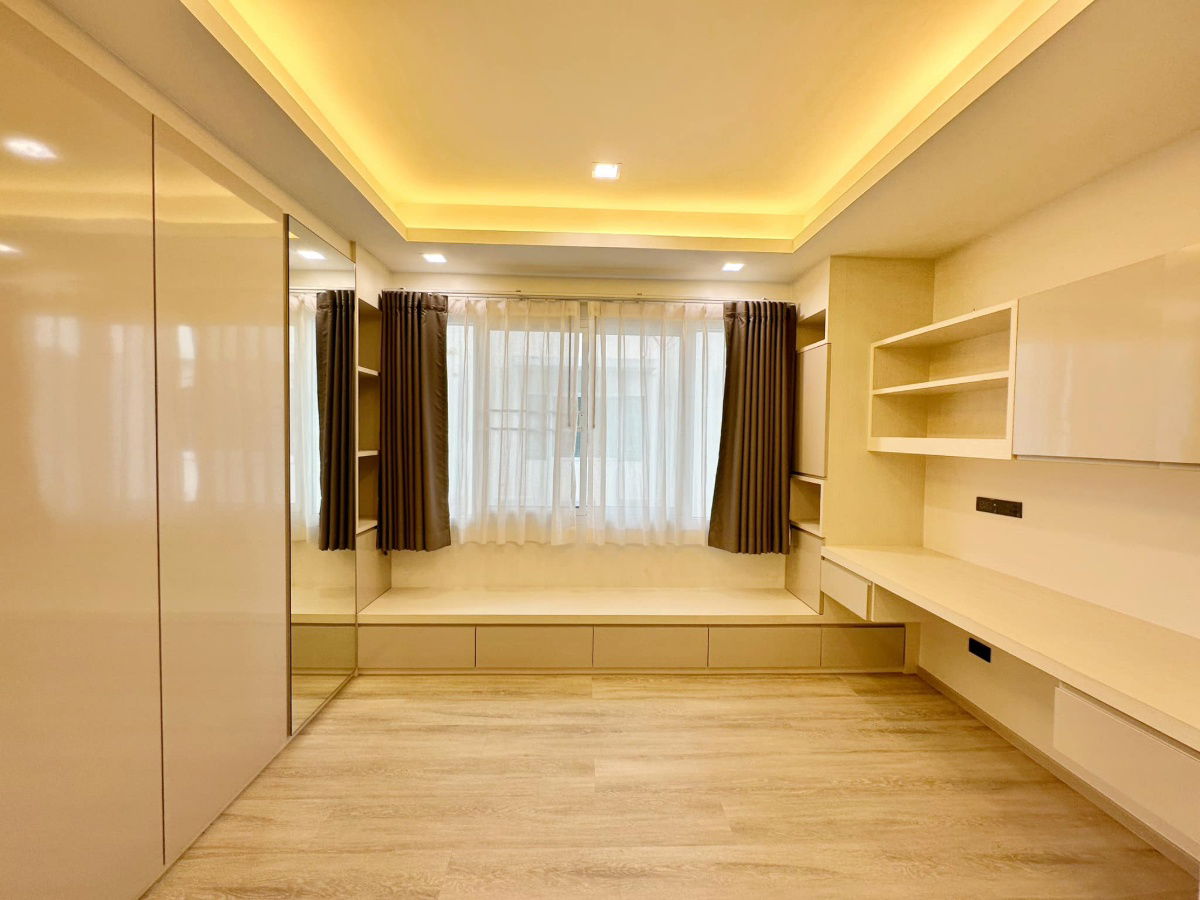 picture 🤩 Urgent! Luxurious 3-story townhome in the heart of Sathorn-Naradhiwas. Newly renovated with full built-in furnishings, ready for immediate move-in. - 5/22