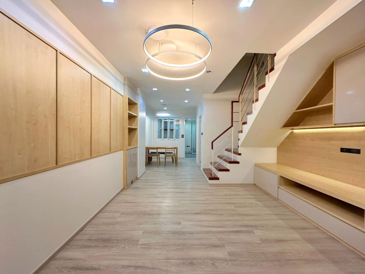 picture 🤩 Urgent! Luxurious 3-story townhome in the heart of Sathorn-Naradhiwas. Newly renovated with full built-in furnishings, ready for immediate move-in. - 1/22