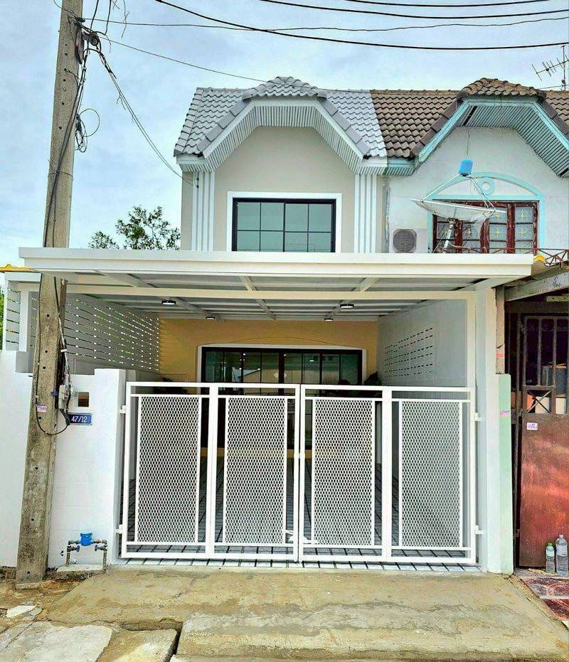 รูป ขายบ้านทาวน์เฮ้าส์ 2 ชั้น หลังมุม รีโนเวทใหม่ ม.ร่มเงาไม้  ซ.วัดลาดปลาดุก บางบัวทอง นนทบุรี แค่1.49ลบ. ผ่อนเบาๆ 5,xxxบาท - รูปที่ 1/9