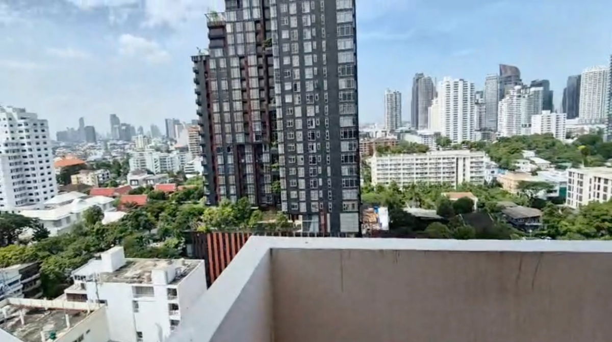 picture For sale Modern Town condominium in Ekkamai - 9/17