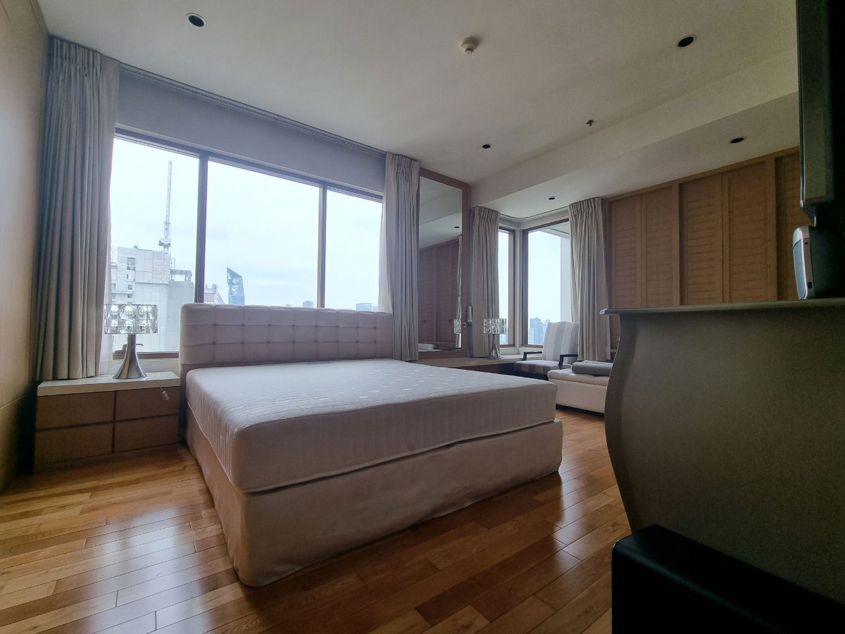 picture Your Dream Duplex Awaits! Live in Style at Emporio Place, Sukhumvit 24 - 15/20