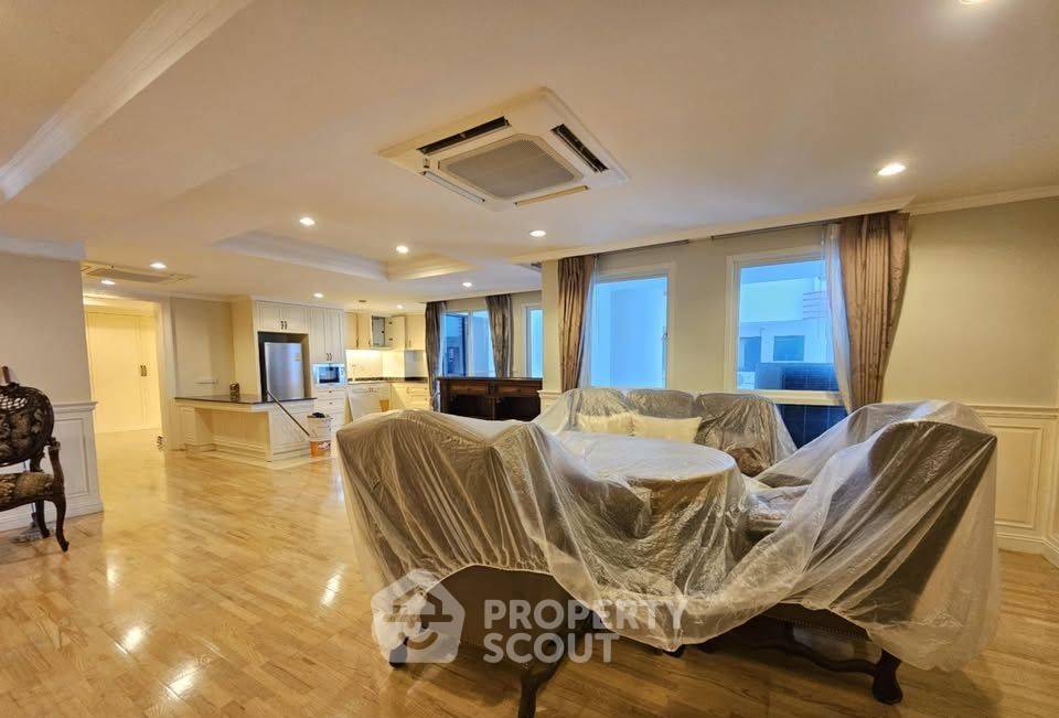 picture 2-BR Condo at La Maison Ruamrudee near BTS Phloen Chit (ID 2217203) - 2/12