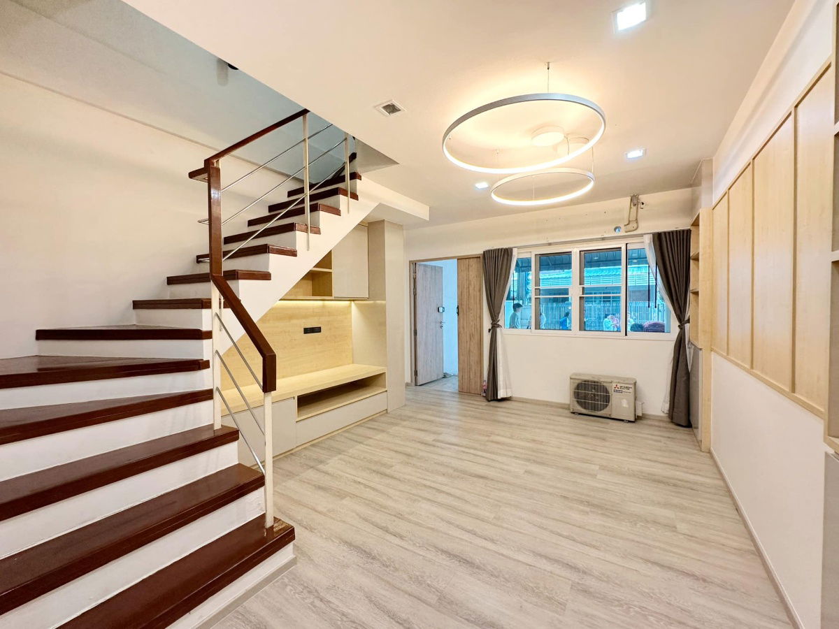 picture 🤩 Urgent! Luxurious 3-story townhome in the heart of Sathorn-Naradhiwas. Newly renovated with full built-in furnishings, ready for immediate move-in. - 4/22