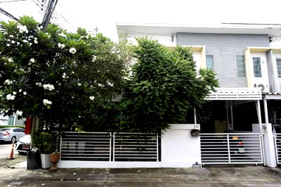 Townhouses for rent Bangkok : For rent: The Connect 9 Kaset-Nawamin, corner house, opposite Chocolate Ville. Call 0999983897
