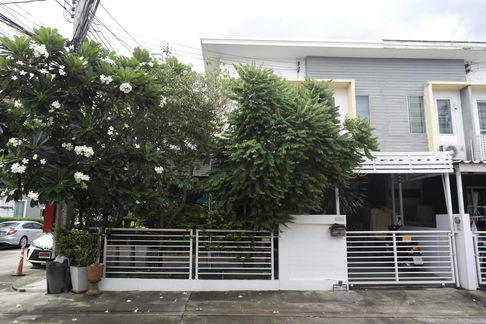 For rent: The Connect 9 Kaset-Nawamin, corner house, opposite Chocolate Ville. Call 0999983897