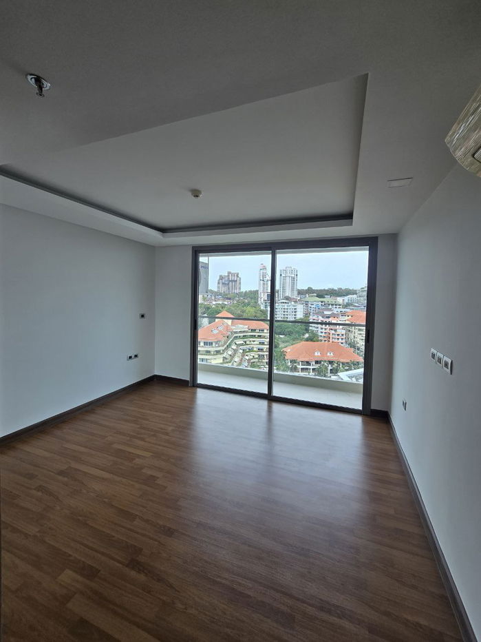 picture Studio Condominium @ The Peak Towers - 8/24
