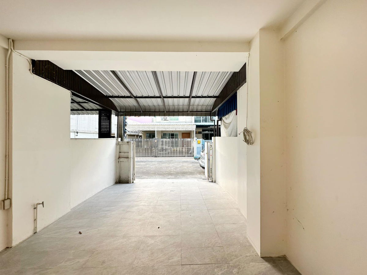 picture 🤩 Urgent! Luxurious 3-story townhome in the heart of Sathorn-Naradhiwas. Newly renovated with full built-in furnishings, ready for immediate move-in. - 22/22