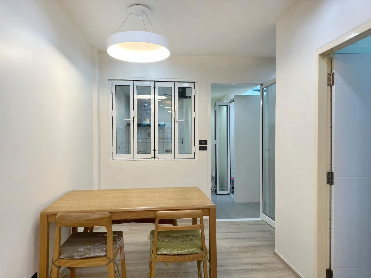 picture 🤩 Urgent! Luxurious 3-story townhome in the heart of Sathorn-Naradhiwas. Newly renovated with full built-in furnishings, ready for immediate move-in. - 17/22