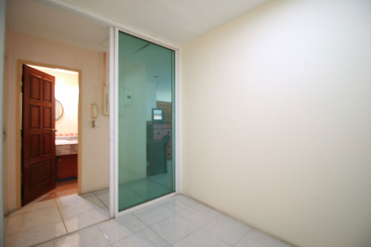 picture For sale Modern Town condominium in Ekkamai - 16/17