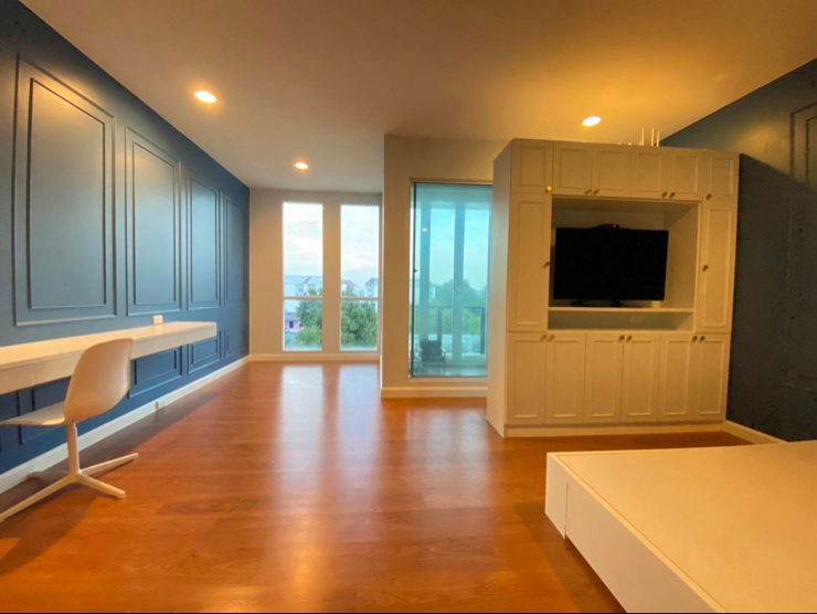 picture This house is very good value for money. Whoever buys it will get their money's worth. All the built-in furniture is included. - 7/10