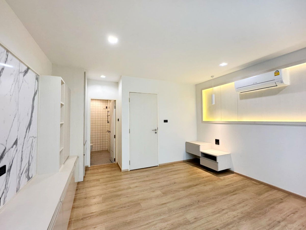 picture 🤩 Urgent! Luxurious 3-story townhome in the heart of Sathorn-Naradhiwas. Newly renovated with full built-in furnishings, ready for immediate move-in. - 7/22