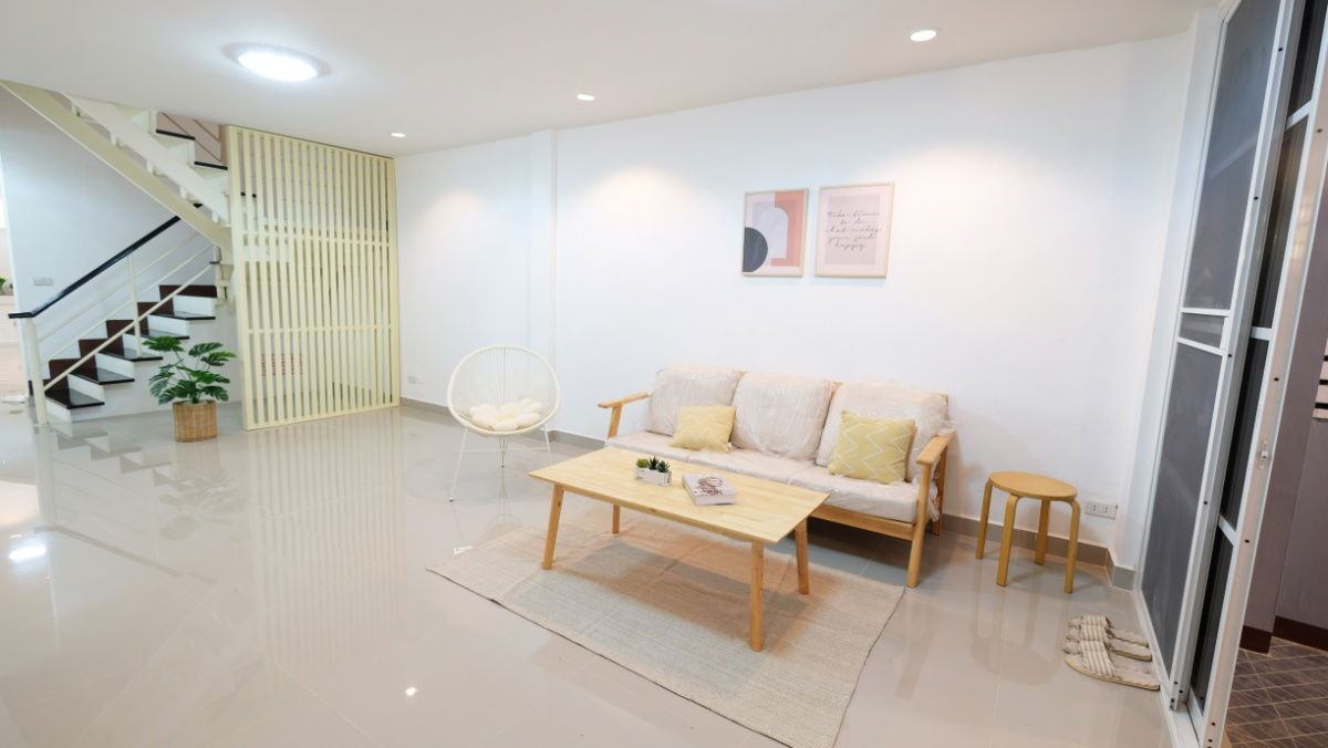 รูป ให้เช่า TownHome 4 ชั้น Renovate ใหม่ทั้งหลัง! 5 ห้องนอน 3 ห้องน้ำ 1 ห้องครัว - รูปที่ 2/18
