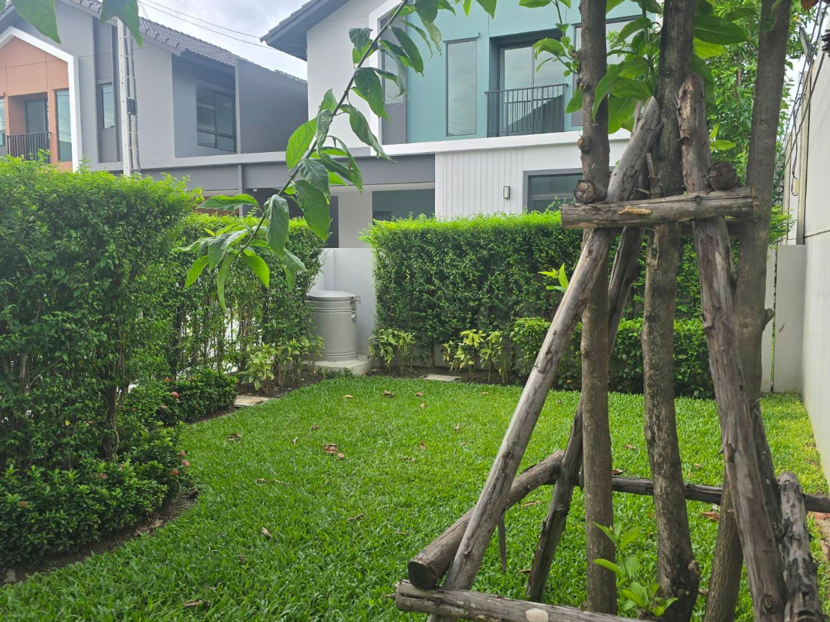 รูป ขายบ้านใหม่ บ้านแฝดแปลงมุม ทำเลดีติดถนนมีรถสาธารณะ มีพื้นที่จัดสวนรอบบ้าน - รูปที่ 2/12