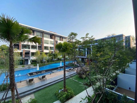 Arise Condo Mahidol: Stunning Pool View, Prime Location Near Chiang Mai Airport!